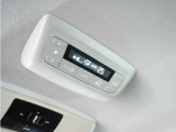 後席用エアコンの操作パネルも装備されており、同乗者の方もお好みの温度で快適なドライブをお楽しみいただけます。