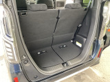 後席を倒さなくても、ゆとりある荷室。