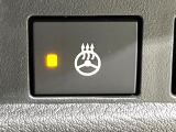 【ステアリングヒーター】冬場に冷たくなりやすい革巻きステアリングを、スイッチ一つで素早く適温に!エアコンよりも早く温まってくれるので、寒い日の運転も快適になりますね♪