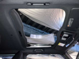 運転席/助手席の天井がガラスルーフになっているのでサンシェードを開くと綺麗な景色や星空を眺めながらのドライブが出来ますよ。
