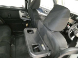 運転席、助手席シートバックテーブル付きです。