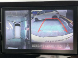 上から見下ろしているような視点で周囲が確認できるアラウンドビューモニターです。上から見下らしているような映像によって縦列駐車もラクラク、駐車が苦手な人の強い味方です!
