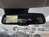 【バックカメラ】後退時に車両後方の映像をモニターに映す機能。目視できない死角を確認でき、衝突事故を防ぎます。駐車が苦手な方だけでなく全てのドライバーに必須の安全装備です。