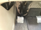 パーキングブレーキはフット式なので運転席と助手席の間はすっきり、移動も楽々です。さっと手が届く位置にATセレクトレバーやエアコンスイッチなどがあり操作性に優れています