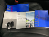 メンテナンスノート【点検整備記録簿・保証書】、取説も揃ってます。スマートキーはバッグなどにしまったままボタン操作でエンジンの始動・停止ができて大変便利です。