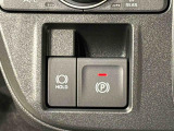 指先だけで簡単に操作が可能な電動パーキングブレーキを採用。「HOLD」スイッチを押すと、渋滞や信号待ちなどでブレーキペダルから足を離しても、ブレーキを保持するので安心です