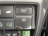 【電動パーキングブレーキ】ブレーキを踏んで停車したときにブレーキペダルから足を離しても停車状態を維持することができます。