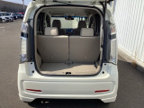 大口なテールゲートです。幅広、低い床面で大きな荷物の出し入れが簡単になります。コンパクトボディーなのに、荷室はこんなに広々!たくさん荷物が積めますよ。