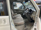 ゆったり座り心地の良い運転席シート、状態も良好です!!!センターアームレストも付いています。