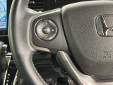 ステアリングにオーディオ操作スイッチが付いています。オーディオ画面に直接タッチしなくても操作が出来ますので、運転に集中できます。