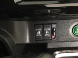 【両側パワースライドドア】両側がパワースライドドアになっており、運転席のスイッチやスマートキーでも開閉が可能です!開口部も広いので乗り降りも楽々♪