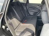 リヤシートは足元空間も広くリラックスしてドライブが楽しめます。