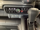 オートエアコンタイプなので細かい操作なしで快適温度に調整してくれます。シートヒーター付きで、冷えた車内でもスイッチを押せば数秒で座面と背もたれがあたたかくなります。