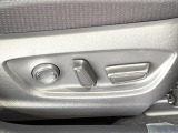 【運転席8WAYパワーシート】リクライニングからシートリフターまで、スイッチ一つで簡単にシートの微調整が可能!自分に最適なシートポジションにセットして、快適なドライブをお楽しみください。