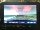 【バックカメラ】運転が苦手な方も車庫入れラクラクです!ギアをリバースに入れれば自動的に切り換わりますので、面倒な操作は不要です♪狭い駐車場もお車を傷つけず安心ですね!