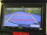 【バックカメラ】駐車時に後方がリアルタイム映像で確認できます。大型商業施設や立体駐車場での駐車時や、夜間のバック時に大活躍!運転スキルに関わらず、今や必須となった装備のひとつです!