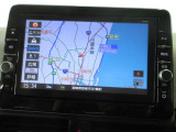 ナビ付きです。目的地を設定すれば、初めての場所でも簡単に行くことが出来ます。(音楽だって聴けちゃいます。)今や欠かせないアイテムですね。カーナビと共に楽しいカーライフを送ってください。