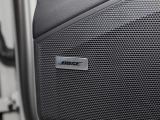 BOSEサラウンドサウンドシステムは、車内の音響特性に合わせて的確にチューニングされており、コンサートホールのようにバランスに優れた原音を忠実に再現した音響パターンを生み出します。