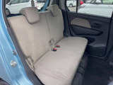後部座席も気になるようなキズ・汚れやへたり等、大きなダメージはなく、良好な状態です。