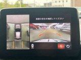 オプション装着の360&deg;ビューモニターでは、両サイドとフロント、バックカメラの合成で、あたかも上空から見下ろした様に周囲を確認して頂けます。駐車場だけでなく、T字路等でも活躍のアイテムです!