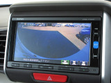 バックをするとき自動でリアの様子が映る『リアカメラ』付き!画面で確認しながらバックができますから安心ですね。でも、目視も大切ですよ!安全第一でお願いします!