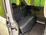 後部座席も気になるようなキズ・汚れやへたり等、大きなダメージはなく、良好な状態です。