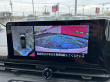 車を真上から見ているように、周囲の状況を把握しながら安心して駐車が行えるアラウンドビューモニター装備!