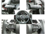 本革巻きステアリング!様々な操作スイッチが配置されオーディオなど運転以外の操作が必要でも運転に集中できます(^^♪
