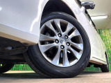 【純正アルミホイール】外観にマッチした純正アルミホイールを装着しております。各種社外アルミホイールや、スタッドレスタイヤも取扱いしております。是非ご相談ください♪