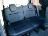 足元広々ゆったり乗れます。後席がシートスライドします。