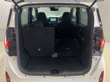 後部座席は分割でシートを倒すことができます。大きな荷物、ゴルフバックも積めます。上質で広々とした室内だから、みんなが心地よく車内で快適に過ごせます♪