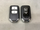 スマートキーを装備しています。鍵を差し込むことなくドアロックの開け閉めと、スタートボタン操作でのエンジンスタートができます。スペアキーも同じものを用意しております。