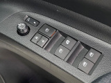 【電動格納ミラー】サイドミラーは電動格納式となっており、狭い駐車場でもキズがつくリスクを抑えられます。