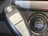 【キーレススタートシステム】カバンやポケットに入れたままでもドアの施錠・解錠が可能なスマートキーを装備。エンジンのオン・オフ時もカギを取り出す必要が無いからとっても便利です♪