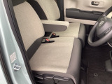 フロントシートです!!ベンチシートなので座席の移動もスムーズに出来ます!!足元も広く運転も楽ですよ!!