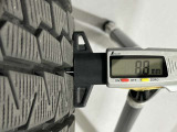 冬タイヤの残り溝は8.8mmです。スリップラインからは7.4mmとなっております。