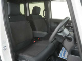 運転席のスペースはゆったりしていて、視界も広く確保されているので普段の運転からロングドライブまで快適です。