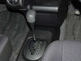 操作が楽なフロアシフト、インパネ周りもすっきりしています。