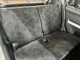 後部座席も清潔感のある室内になっています。