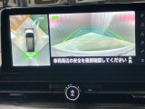 【アラウンドビューモニター】車を上から見下ろしているかのような映像で周囲の状況がひと目で確認、狭い駐車場に駐車するときも安心です♪