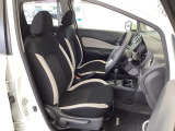 フロント広々、セパレートシートの運転席は、ハイトアジャスターが付いているので、快適にドライブができます。ハンドルはチルトステアリングで、ハンドル位置を上下に調節できます。
