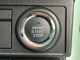 キーフリーシステムなので、エンジンスタートはブレーキペダルを踏みながらボタンを押します。鍵が運転席周りにあることが条件で、鍵をさしたり抜いたりする必要がありません。