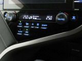 左右独立温度コントロールフルオートエアコンです。運転席、助手席それぞれで独立して温度設定ができます。