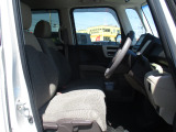 運転席と助手席は、ベンチシート仕様です。