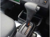 親しみやすいシフトです。 坂道や信号の多い日本では操作が簡単でいいです。 シフトチェンジしやすい所に配置されているので操作し易いですよ。