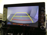 バックガイドモニター付き。車両後方の映像をナビ画面に表示し、駐車などの後退操作をサポートします。