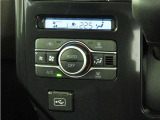 オートエアコンを装備しておりますので、四季を通じて車内を快適な温度に保つことが出来ます!高級感が有りますね!