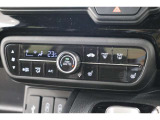 フルオートエアコンが装備されています!お好みの温度設定をするだけでエアコンの風量やモードの切り替えを自動でコントロールしてくれます!ユーザーの操作が少なく燃費走行にもつながります!