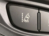 【レーンアシスト】ウィンカー操作を行わずに車線を逸脱する可能性がある場合に、ブザーとディスプレイ表示にて注意を喚起します。※道路環境やタイヤなどの状態によって使用できない場合があります。
