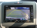リアカメラが装備されており、後方の安全確認はもちろんのこと狭い場所での駐車や雨の日・夜間など視界の悪いコンディションでのストレスの軽減にもなります。